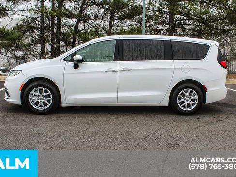 Used 2023 Chrysler Pacifica Touring-L image 7