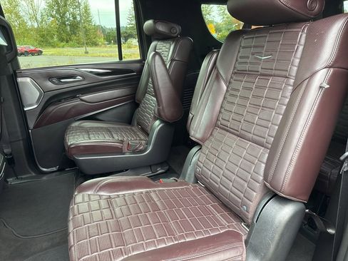 Used 2022 Cadillac Escalade ESV Premium Luxury Platinum image 17