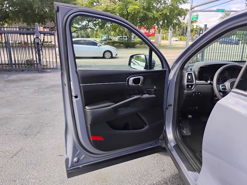 Used 2023 Kia Sorento LX image 43