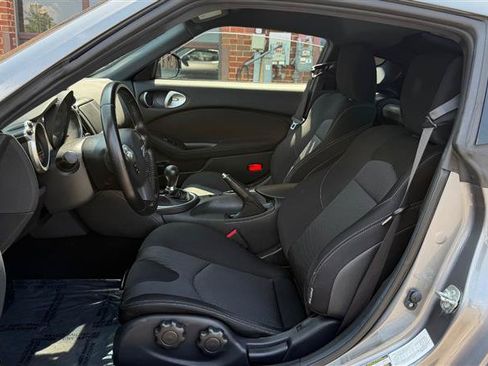 Used 2018 Nissan 370Z Coupe RWD image 17