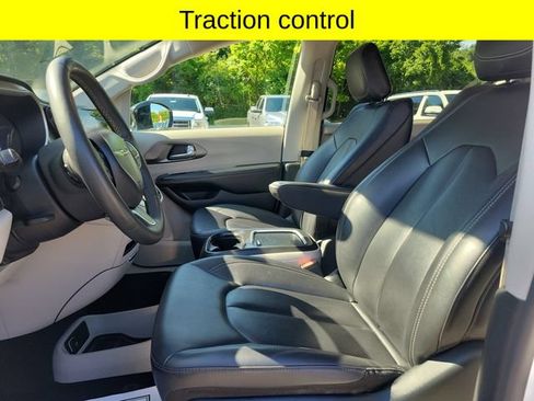 Certified 2024 Chrysler Pacifica Touring-L FWD image 24