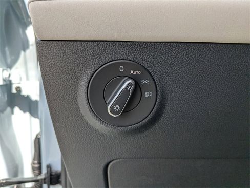 Used 2025 Volkswagen Taos SE image 34