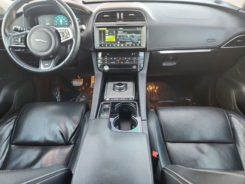 Used 2017 Jaguar F-PACE S image 21