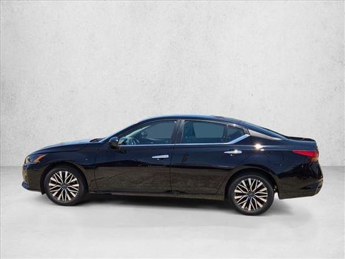 Used 2025 Nissan Altima 2.5 SV FWD image 8