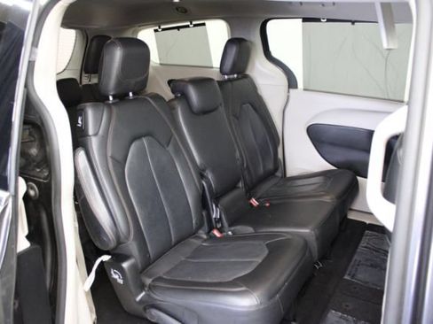 Used 2019 Chrysler Pacifica Touring-L FWD image 32