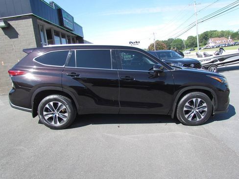 Used 2022 Toyota Highlander XLE AWD/4WD image 8