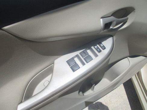 Used 2013 Toyota Corolla LE FWD image 25