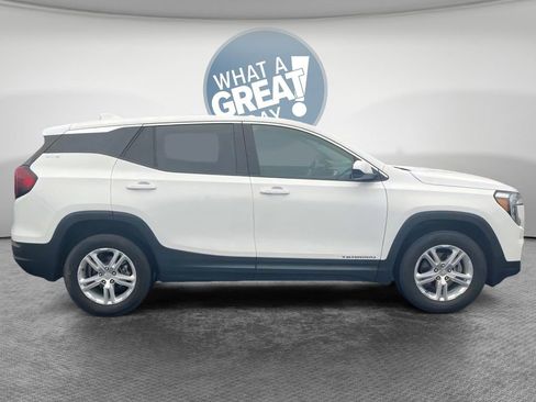 Used 2024 GMC Terrain SLE image 2