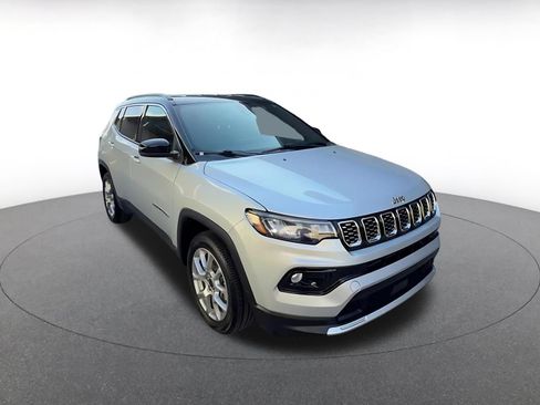 Used 2025 Jeep Compass Limited AWD/4WD image 3