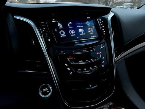 Used 2019 Cadillac Escalade Premium Luxury AWD/4WD image 38