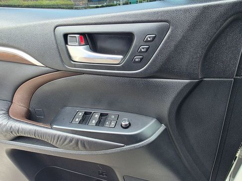 Used 2016 Toyota Highlander Limited Platinum FWD image 15