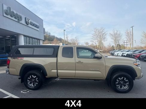 Used 2017 Toyota Tacoma TRD Off-Road w/ Tow Package AWD/4WD image 3