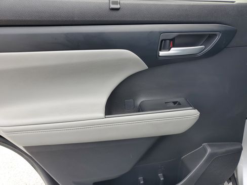 Certified 2023 Toyota Highlander XLE image 15
