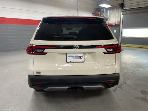 Used 2024 Toyota Grand Highlander Limited image 10