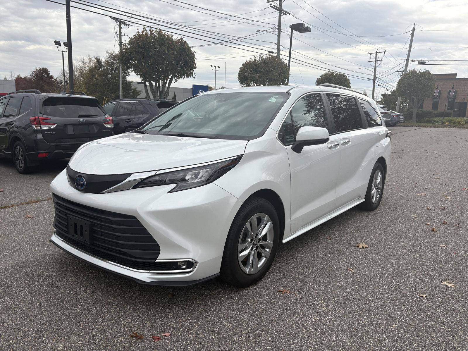 Used 2024 Toyota Sienna XLE w/ XLE Plus Package AWD/4WD image 3