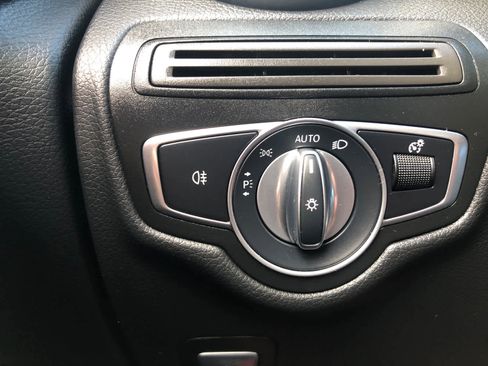 Used 2022 Mercedes-Benz GLC 300 4MATIC image 11