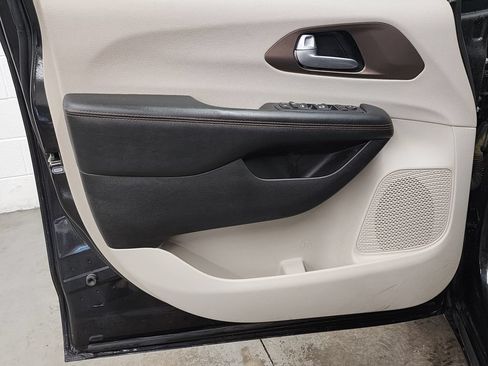 Used 2017 Chrysler Pacifica Touring-L FWD image 9