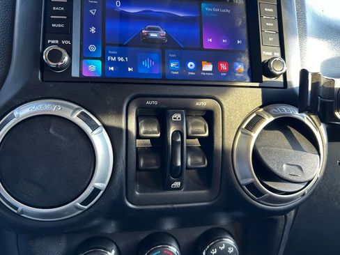 Used 2018 Jeep Wrangler Unlimited Sahara image 21