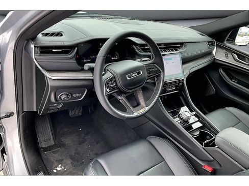 Certified 2025 Jeep Grand Cherokee Overland w/ Luxury Tech Group IV image 15