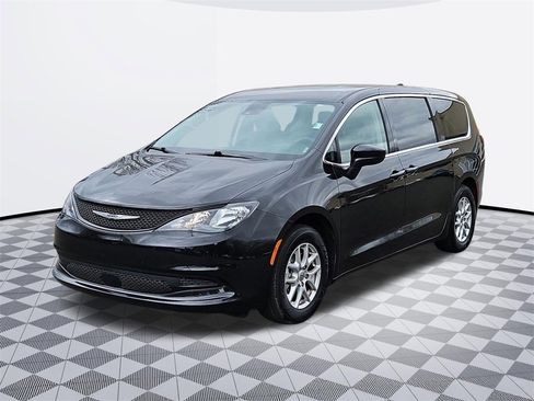 Used 2023 Chrysler Voyager LX image 2