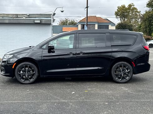 New 2026 Chrysler Pacifica Limited w/ S Appearance Package image 6
