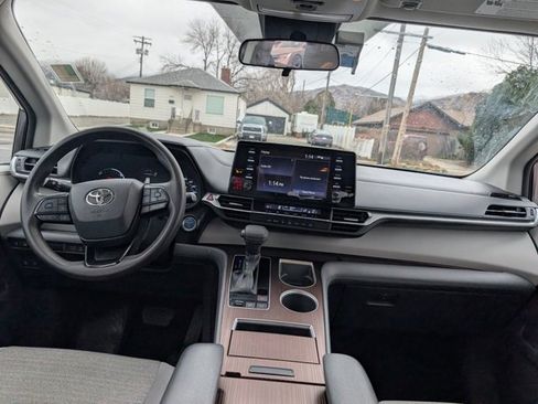 Used 2022 Toyota Sienna LE image 6