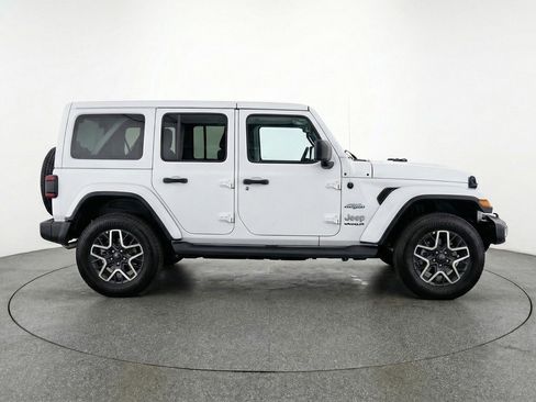 Used 2025 Jeep Wrangler Sahara image 11