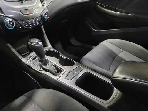 Used 2018 Chevrolet Cruze LT w/ Convenience Package FWD image 26