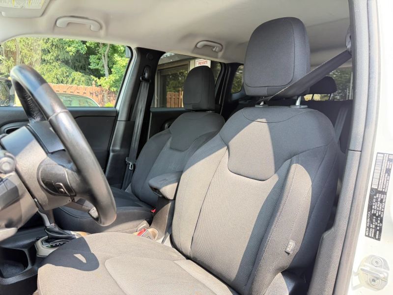 Used 2017 Jeep Renegade Latitude FWD image 12