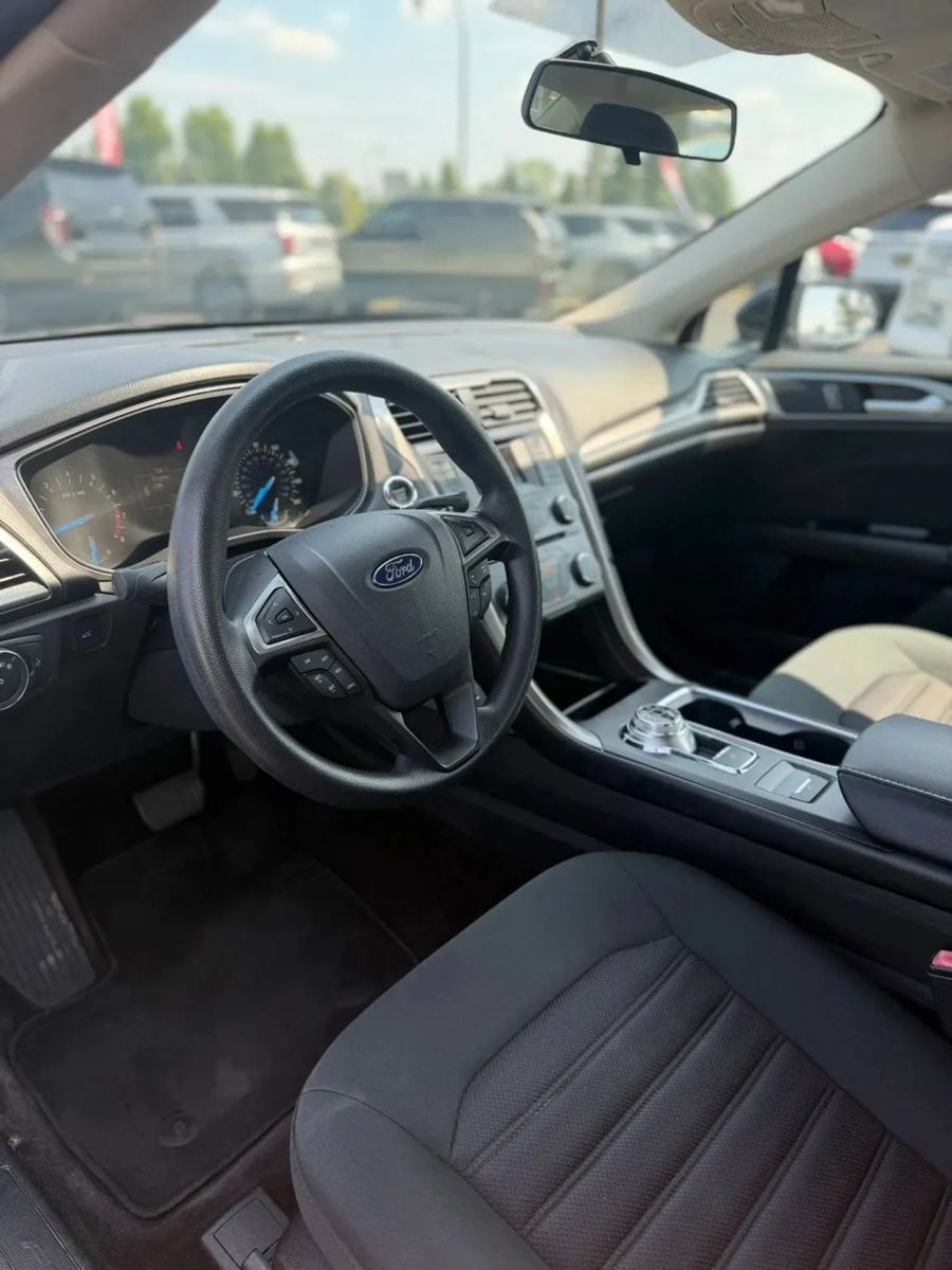 Used 2017 Ford Fusion SE FWD image 9
