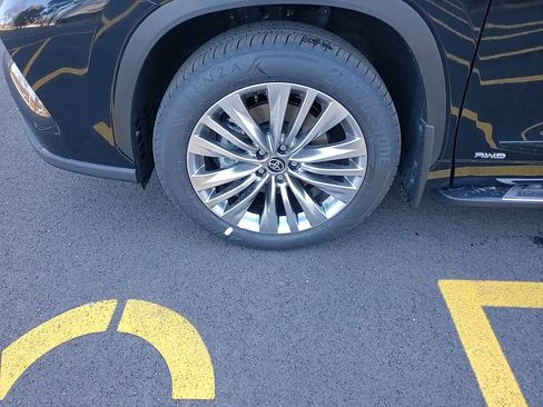 New 2026 Toyota Highlander Platinum image 7