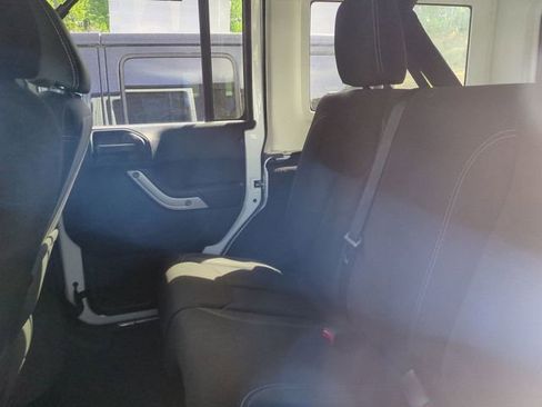 Used 2018 Jeep Wrangler Unlimited Sahara w/ Connectivity Group image 9