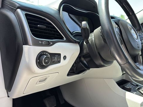 Used 2019 Jeep Cherokee Overland w/ Technology Group AWD/4WD image 33