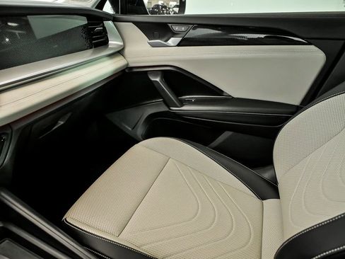 Certified 2025 Volkswagen Tiguan SE image 23