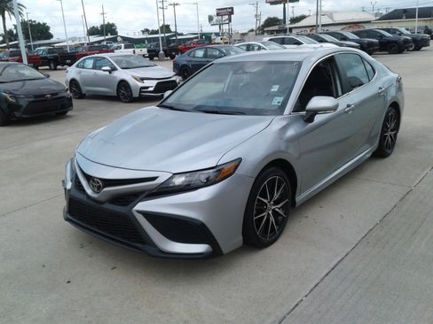 Used 2024 Toyota Camry SE FWD image 3