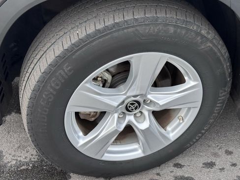 Used 2023 Toyota Highlander LE image 33