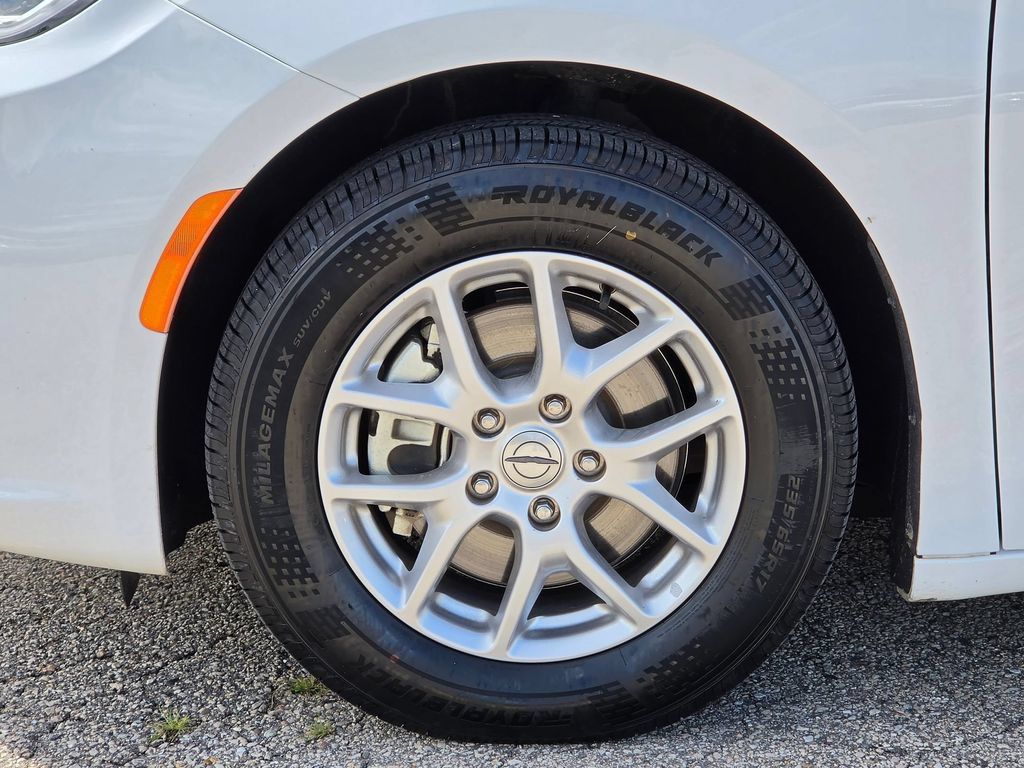 Used 2024 Chrysler Pacifica Touring-L FWD image 11