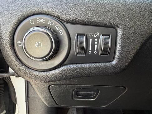 Used 2015 Jeep Cherokee Latitude FWD image 25