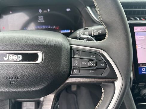 Used 2023 Jeep Grand Cherokee Limited image 16