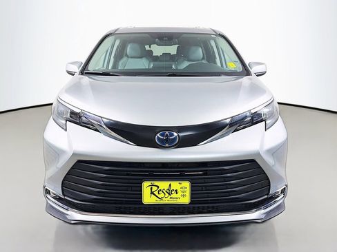 Used 2024 Toyota Sienna XLE FWD image 2