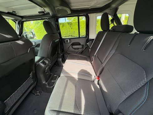 Used 2025 Jeep Wrangler Unlimited Rubicon 4xe w/ Safety Group AWD/4WD image 29