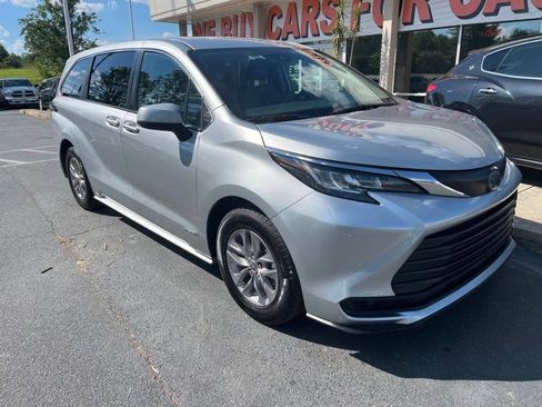 Used 2021 Toyota Sienna LE FWD image 1