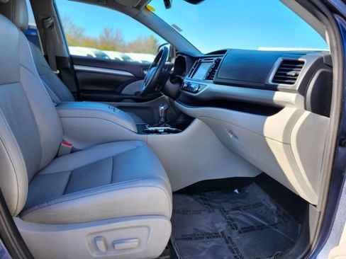 Used 2019 Toyota Highlander XLE AWD/4WD image 11