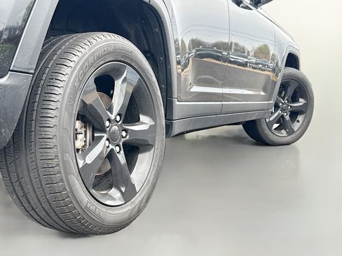 Used 2024 Jeep Grand Cherokee Limited w/ Black Appearance Package image 16