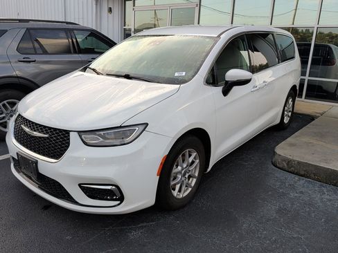 Used 2023 Chrysler Pacifica Touring-L FWD image 3