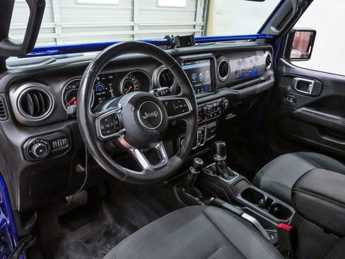 Used 2018 Jeep Wrangler Unlimited Sahara AWD/4WD image 2