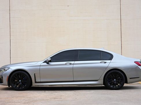 Used 2022 BMW 740i w/ M Sport Package RWD image 10