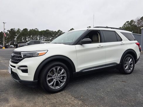 Used 2022 Ford Explorer XLT w/ Equipment Group 202A image 3