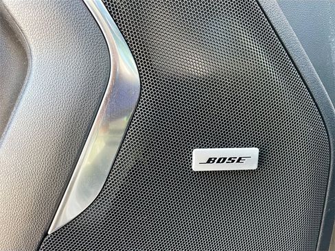 Used 2024 GMC Yukon XL SLT w/ SLT Luxury Package image 10