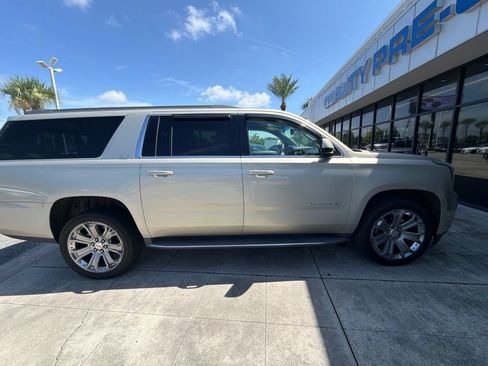 Used 2017 GMC Yukon XL SLT AWD/4WD image 4